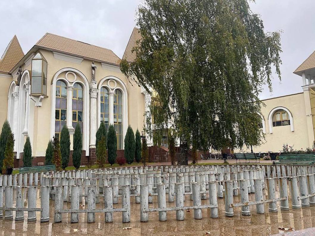 Фонтан около ЦРТДЮ в четырёх актах: весна, лето, осень, зима
