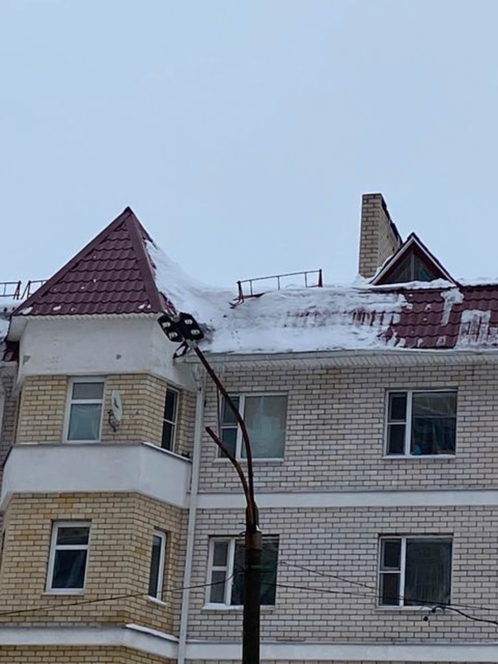 Осторожно, на Строителях 3/2 с крыши падают ограждения — Краснознаменск