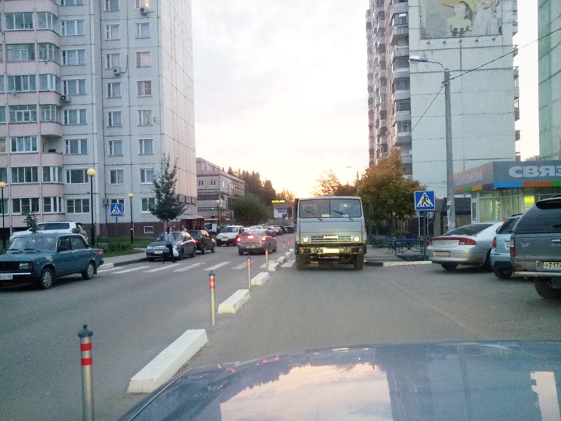 Поворачиваю на улицу шлыкова с победыииииииии упираюсь в КАМАЗ )))
Знаков нет ничего нет
Сдаю задом на победу разгоняя автомобили с победы
И еду по встречке в строны 4й школы не имея возможности вернутся на свою полосу да и не имея желания, люблю