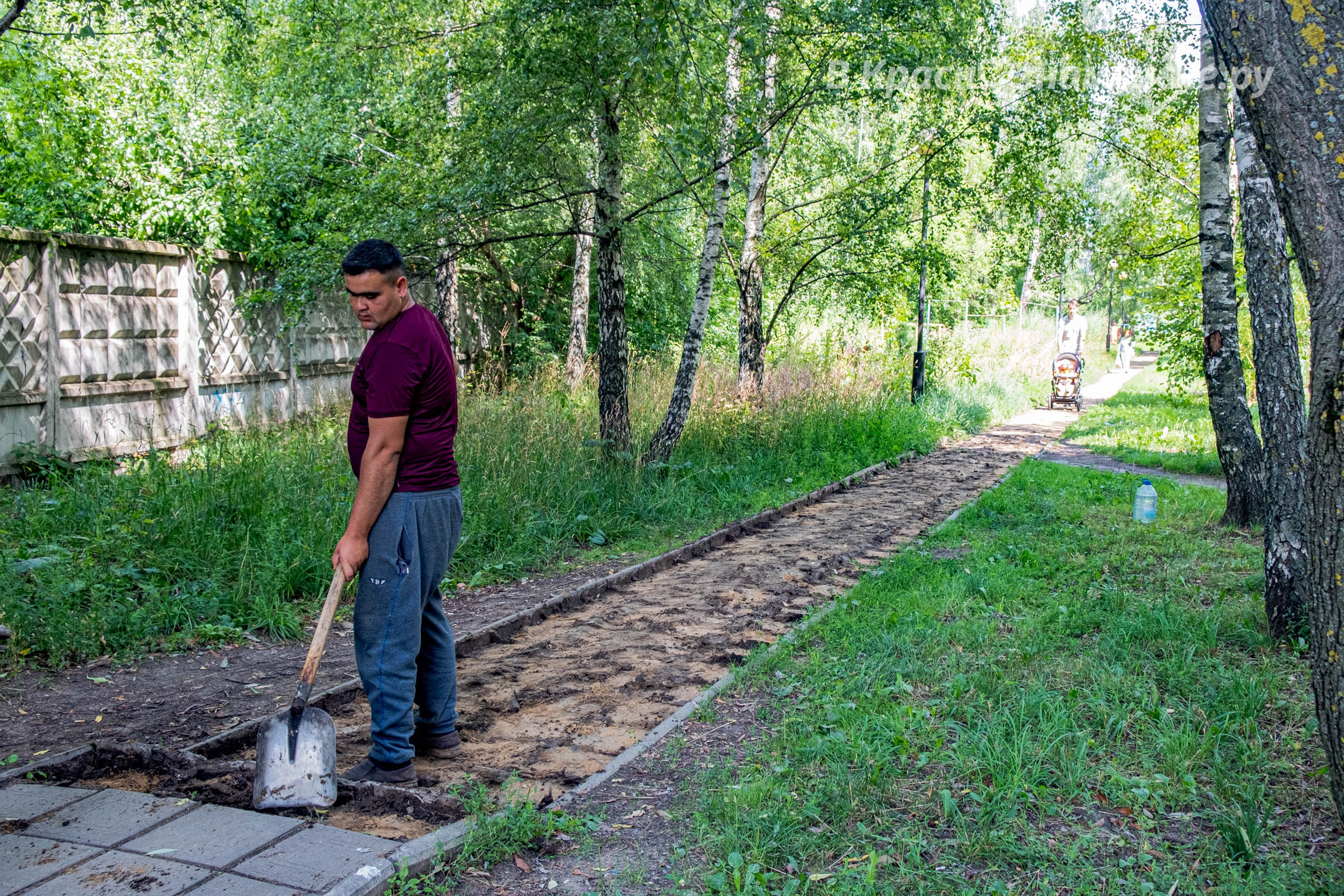 Обновление пешеходных дорожек продолжается. Теперь добрались