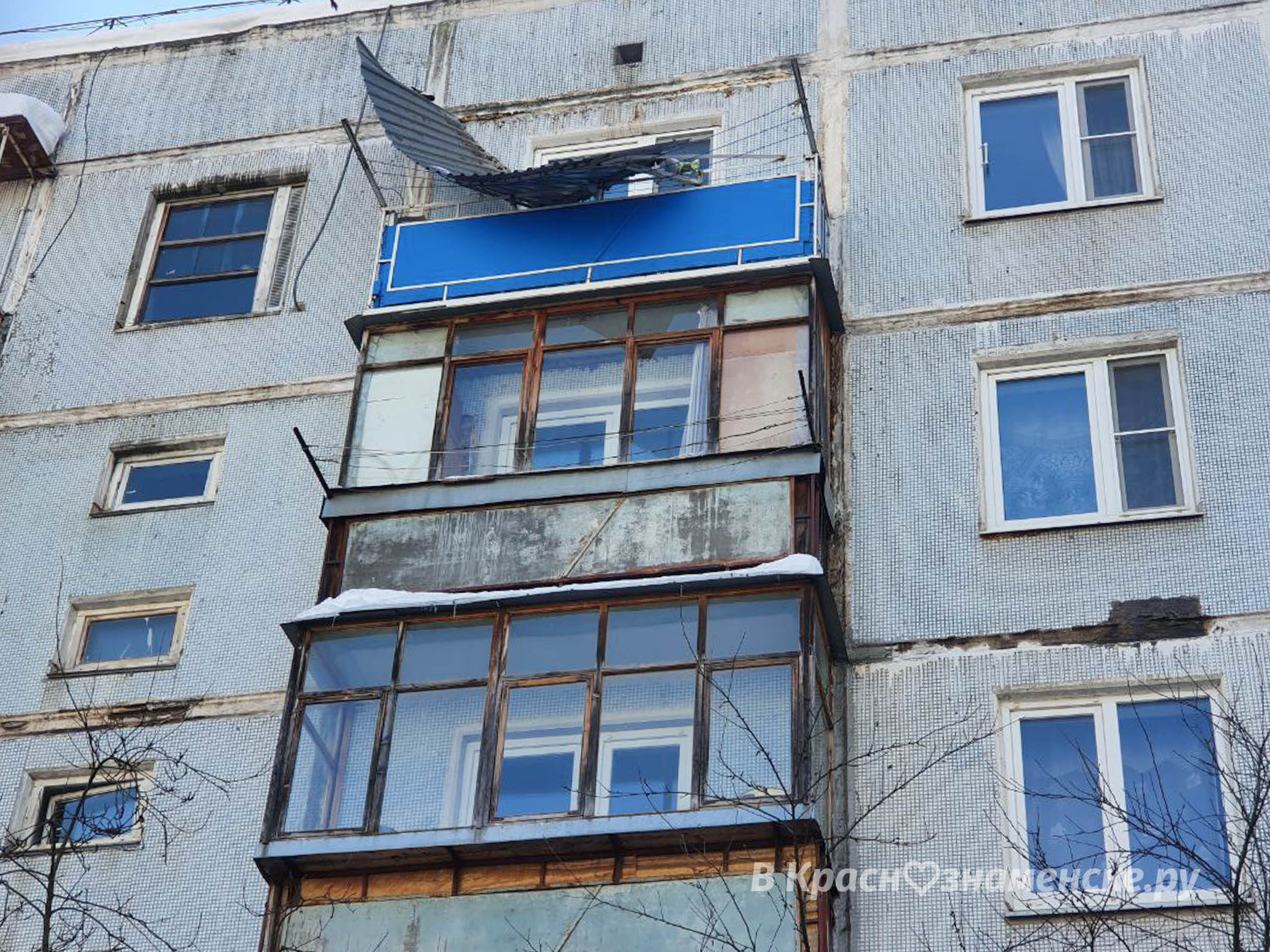 На Гагарина 7, со стороны дороги оторвало крышу — Краснознаменск