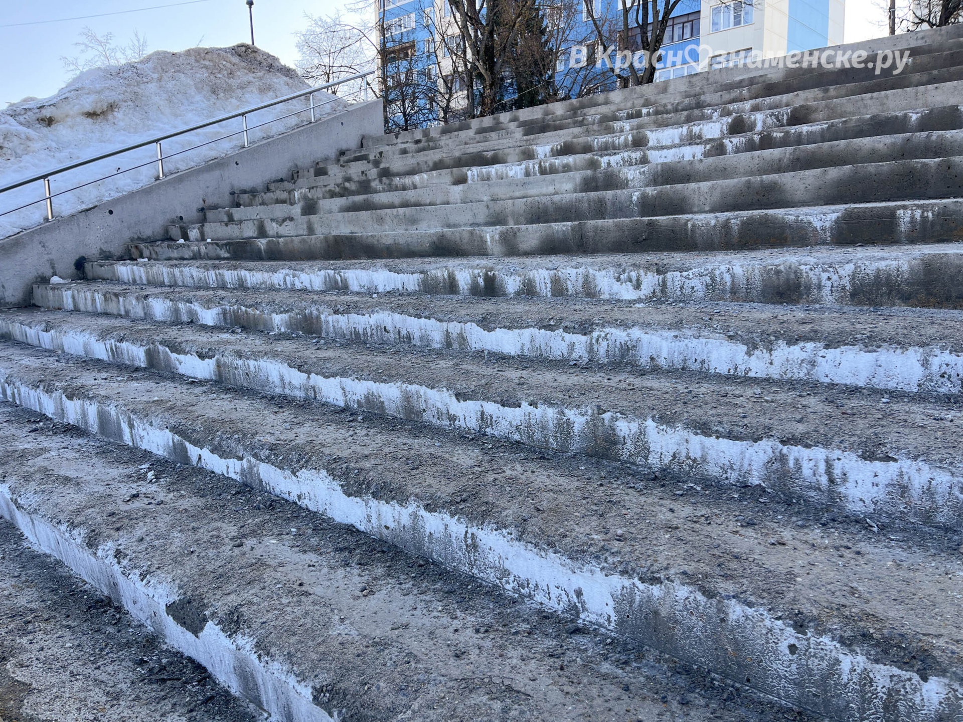 Многострадальная лестница у городского озера не вынесла суро