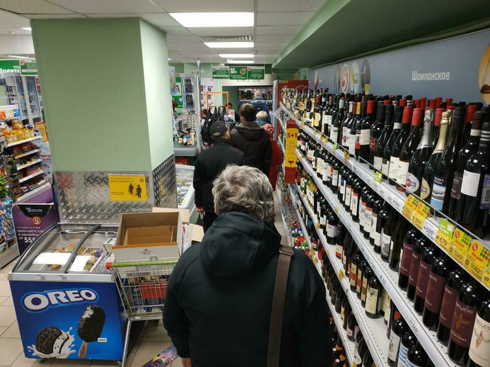 Пятёрочка на площади, работает всего 2 кассы, в очередях по