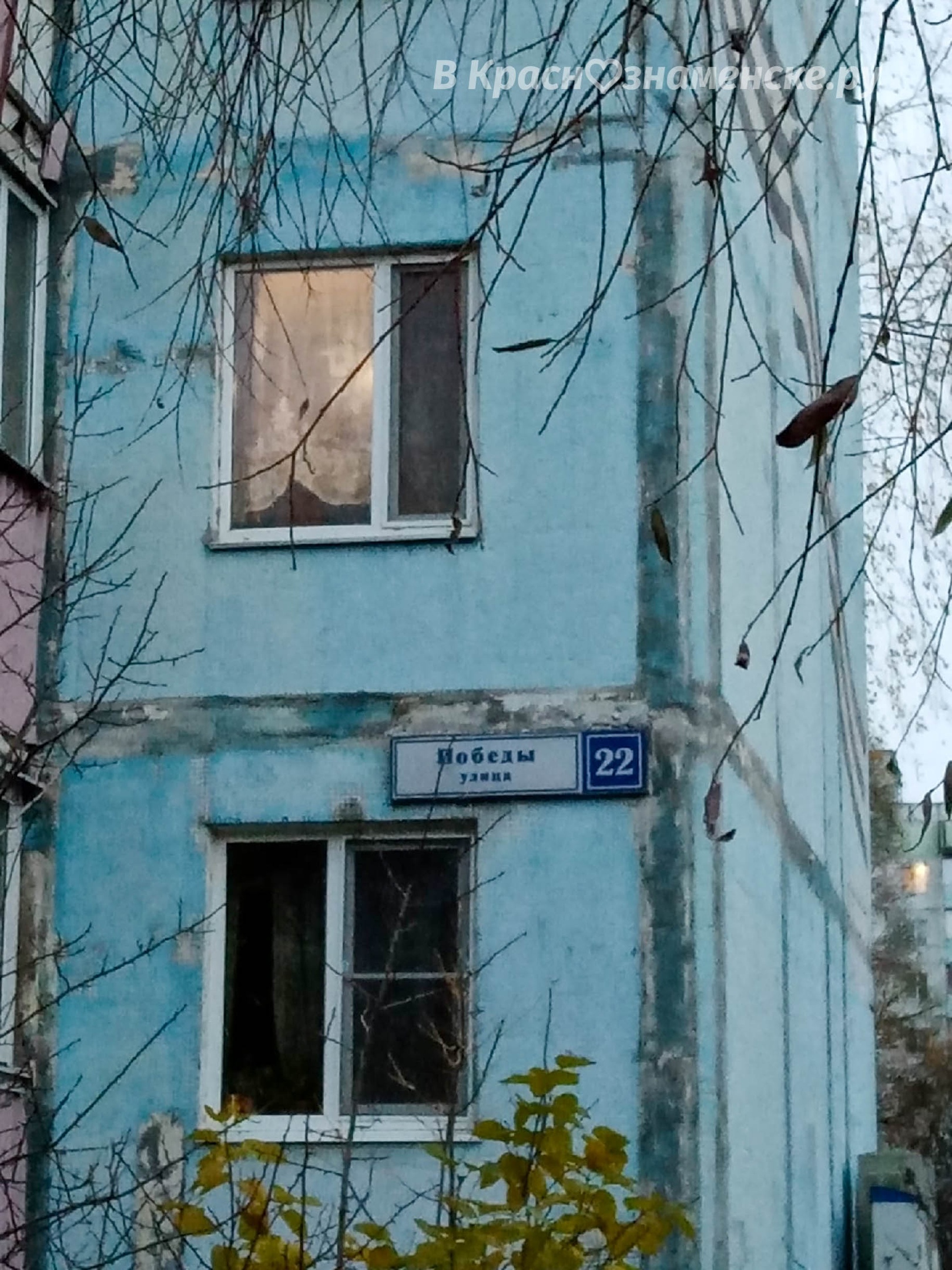 Улица Победы 22. Будьте осторожны. Повис кусок крыши. — Краснознаменск