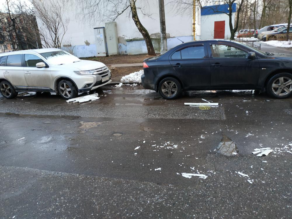 Мира 10...облицовка балконов падает на дорогу - ветром срыва