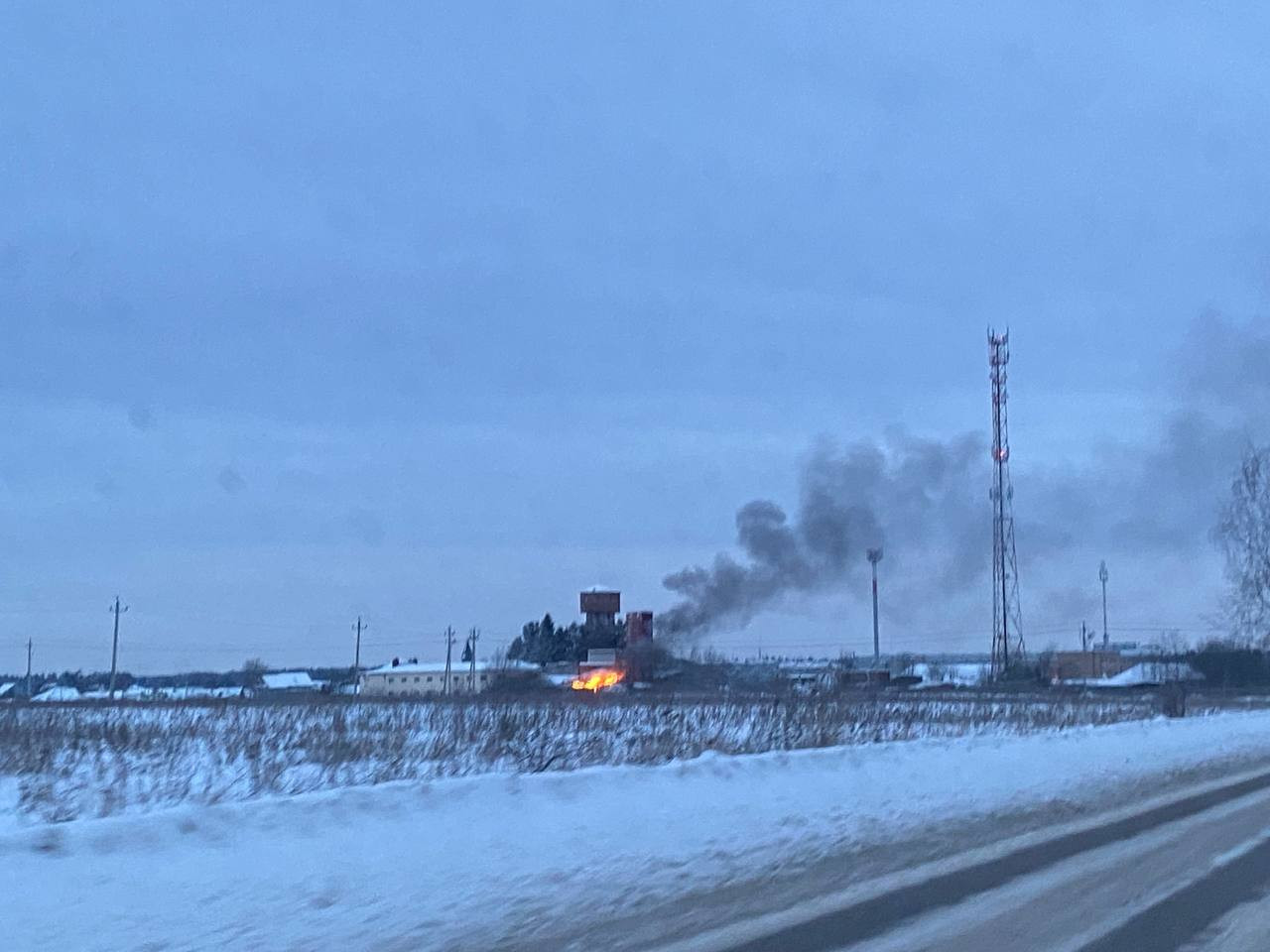 Горит складская база около города — Краснознаменск