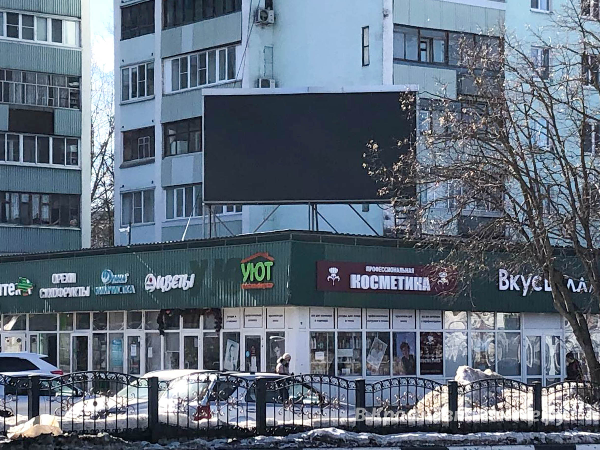 Обращаете ли вы внимание на медиаэкран, установленный на зда