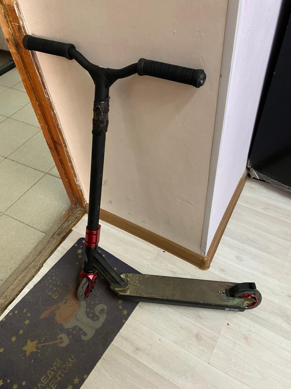 Найден самокат: Самокат марки OXELO SCOOTERS с красными колё