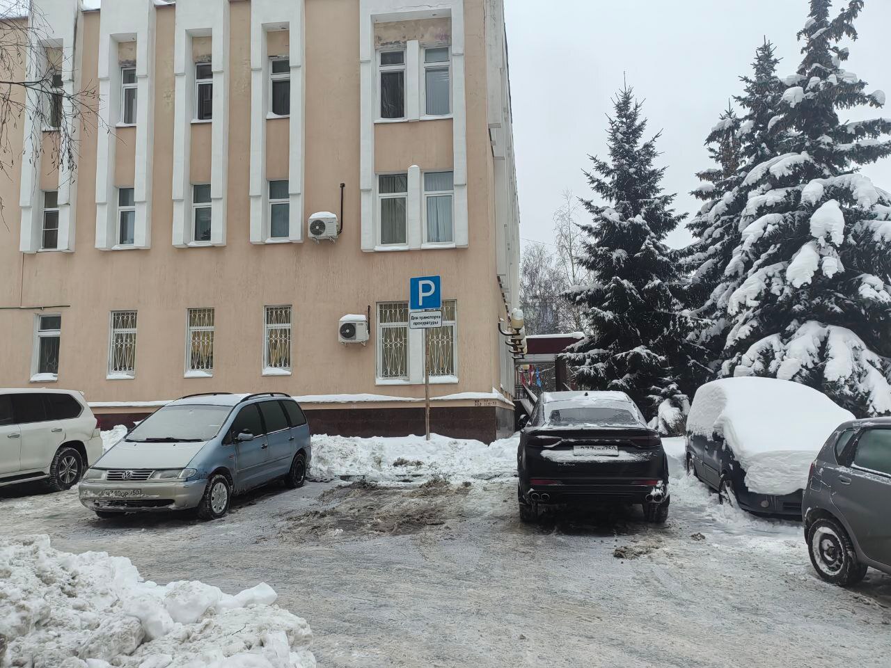 Хочу поделиться своей болью, хоть и знаю, что никому до этог