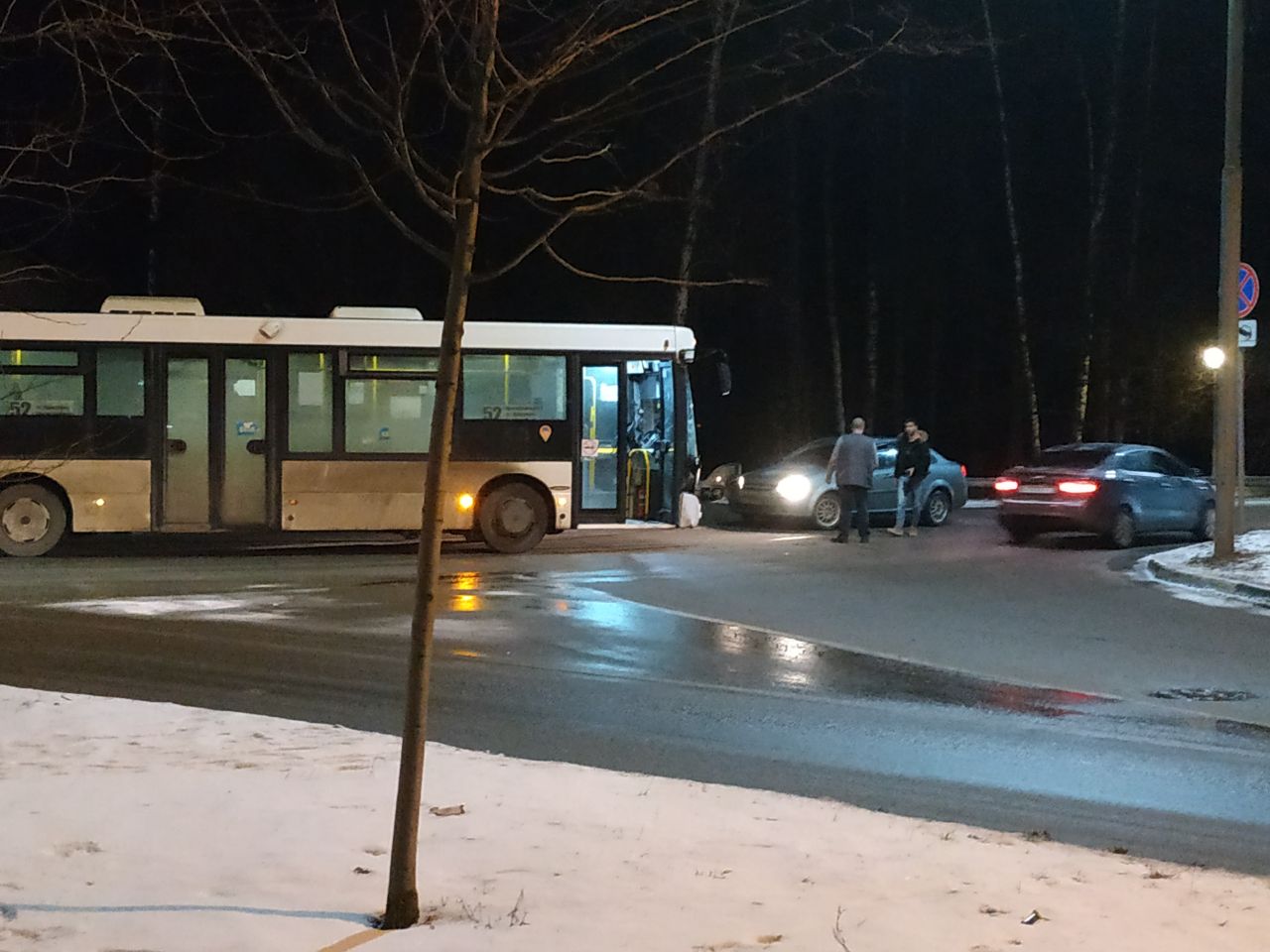 ДТП на кругу у самолёта