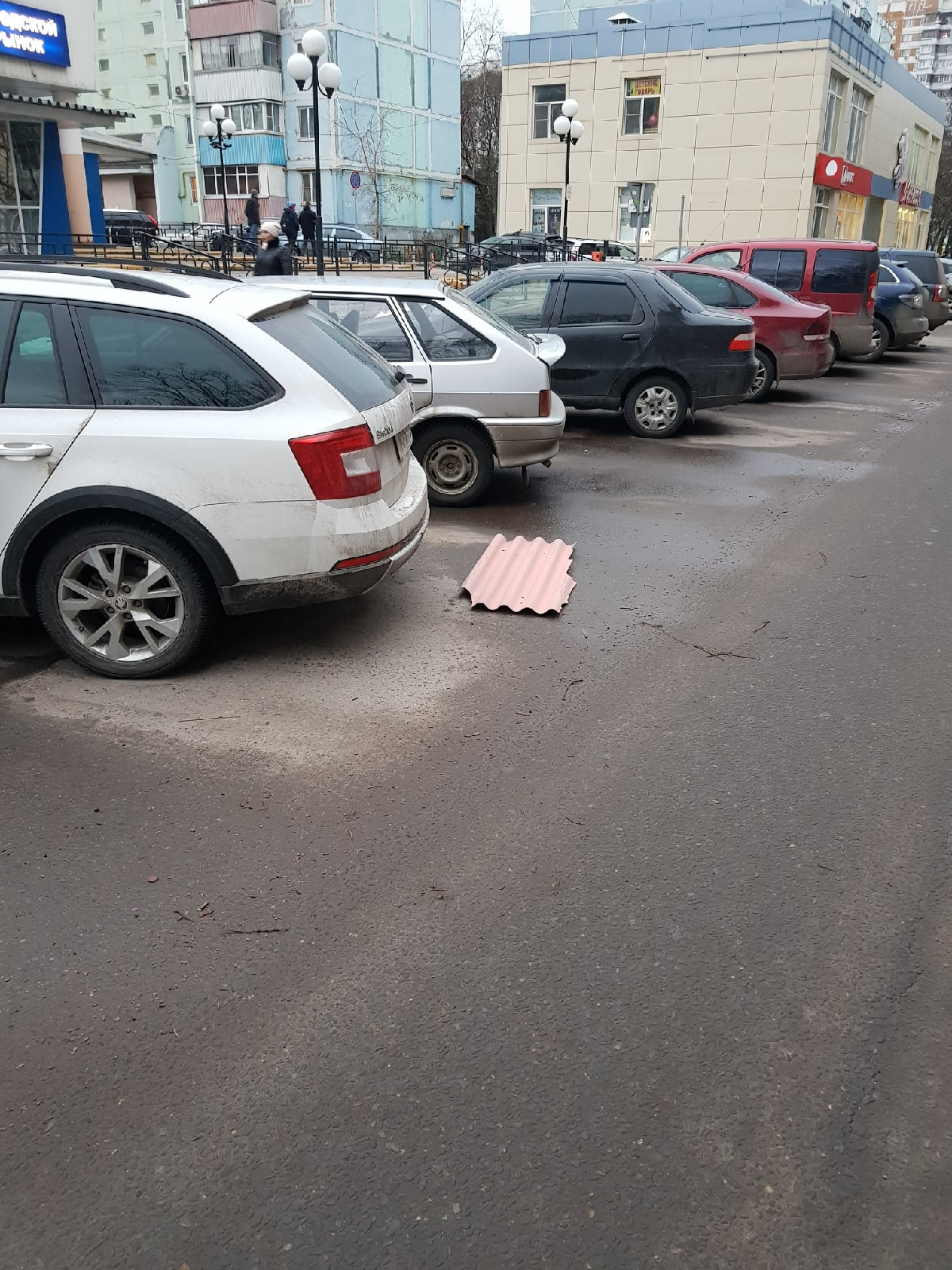 Опять падающий шифер, теперь у рынка. Хорошо что никого не з