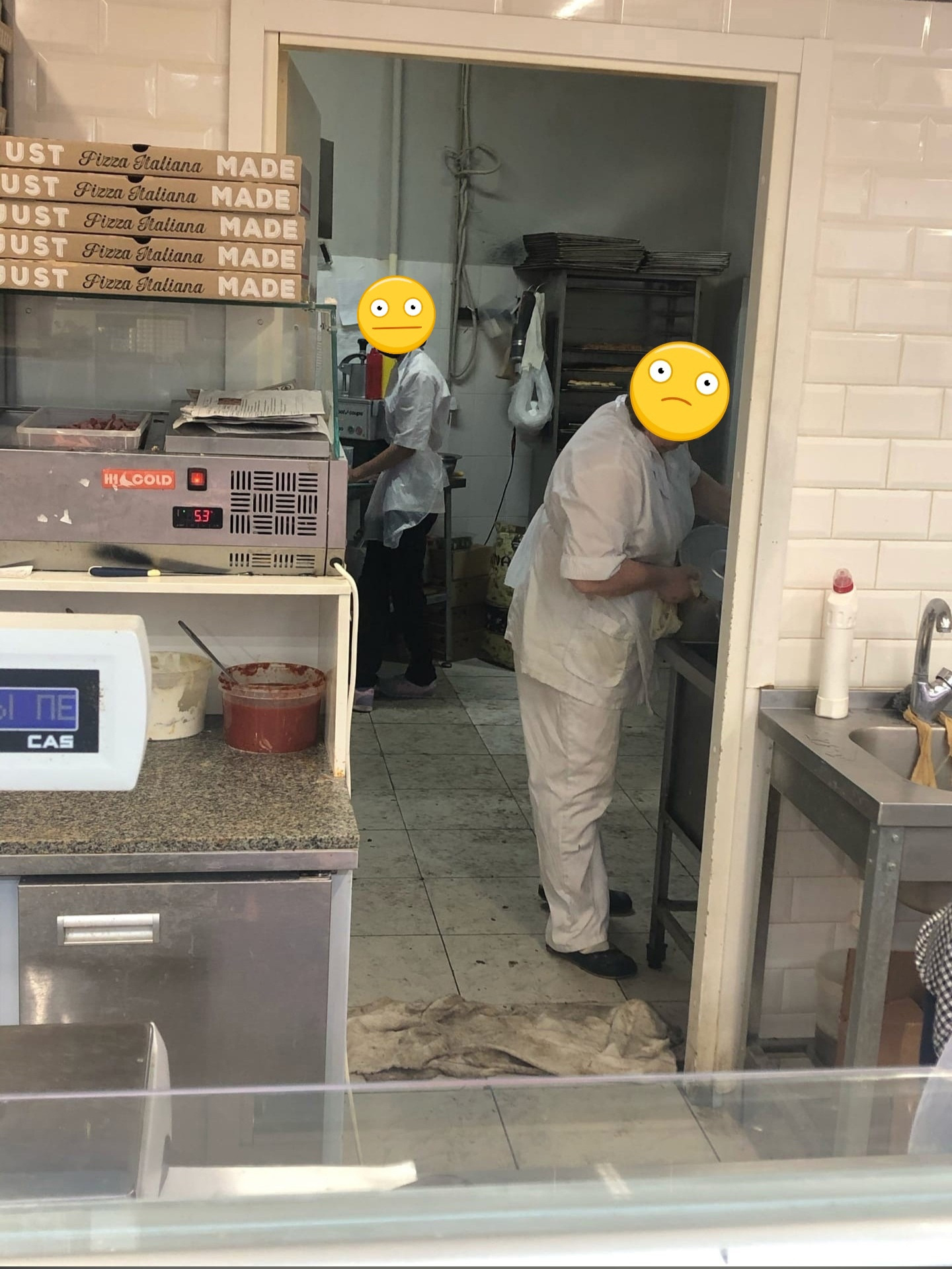 Вот такой "чистый" пол на кухне в магазине Спар по улице Поб