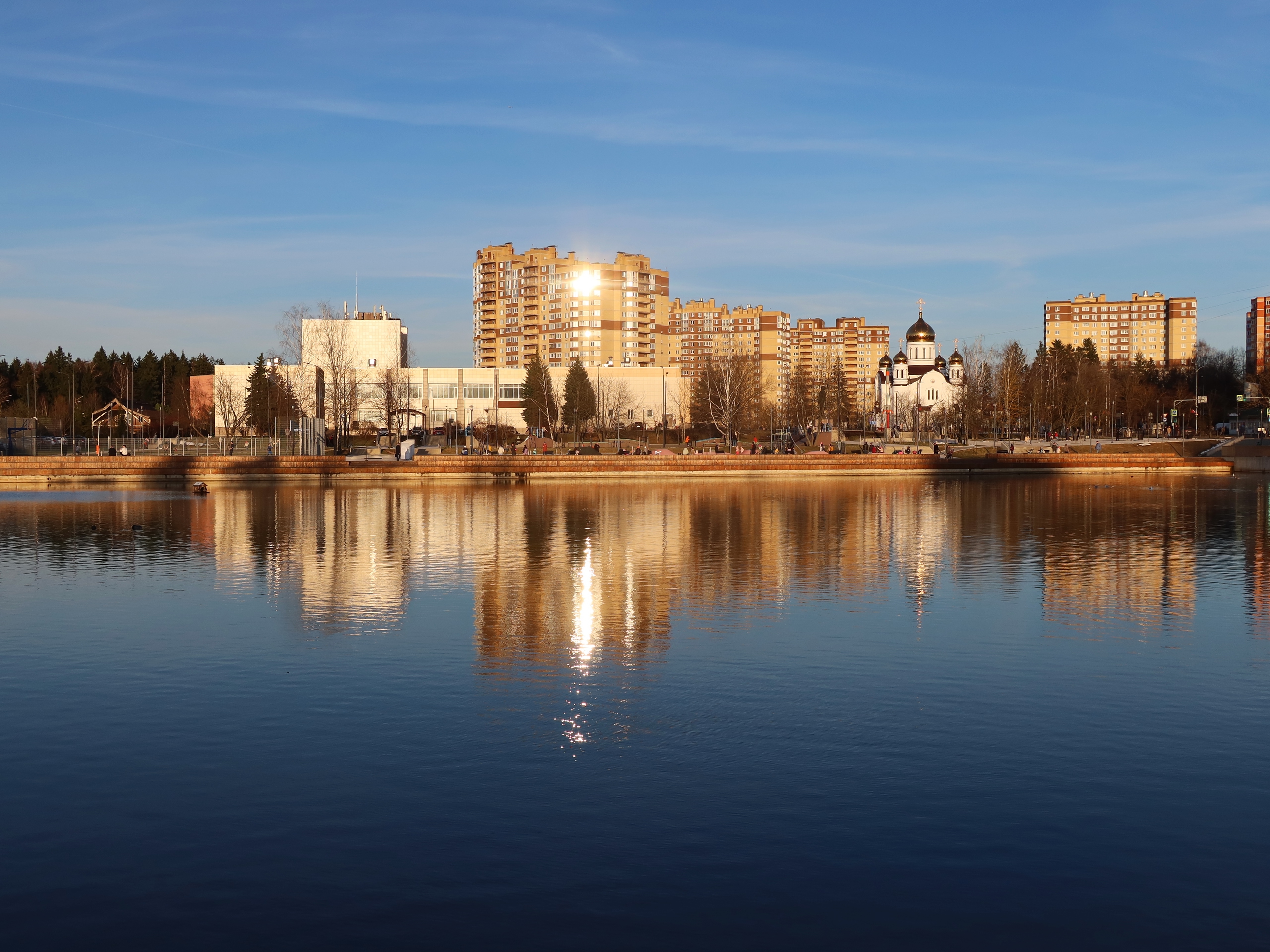 Краснознаменск в лучах заходящего солнца. Фото С. Маслова