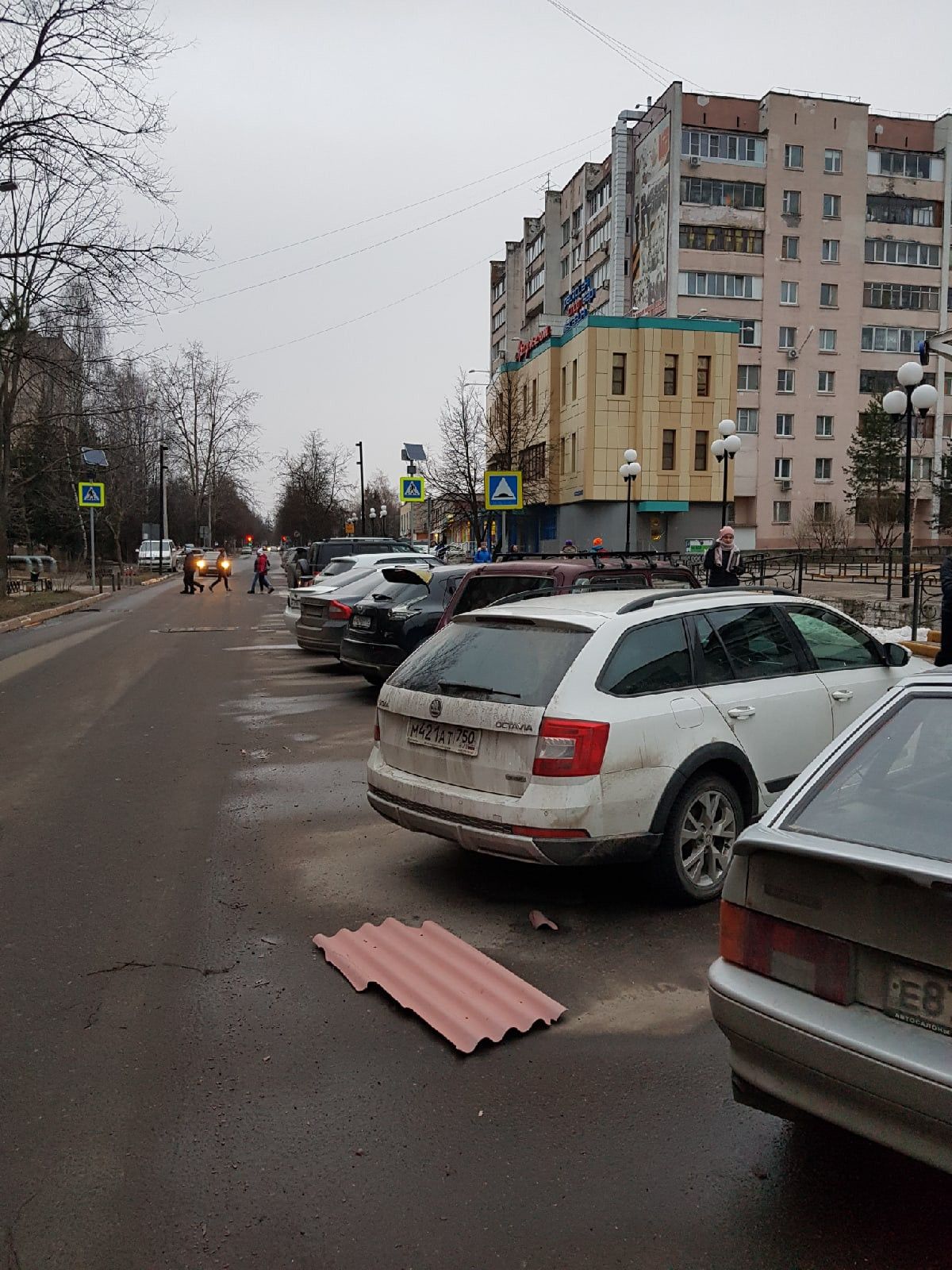 Опять падающий шифер, теперь у рынка. Хорошо что никого не з