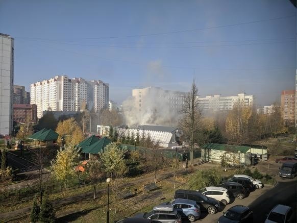Уже полчаса нехило так в окна дома дым идет — Краснознаменск