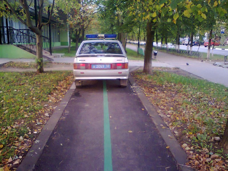 Сегодня 11.09.2012, в 7.00, в районе аптеки (ул. Мира) был обнаружен припаркованный автомобиль с характерными цвето-графическими схемами на кузове. 
Автомобиль мирно припарковался на велосипедной дорожке, видимо олицетворяя собой окончание велосезона.