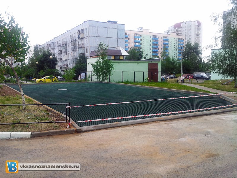 Около ЦПО появился первый, "экопаркинг"
На мой взгляд есть баланс
Установленны столбики ограничивающие парковку, и добавлены парковочные места.
В итоге парковочных мест стало меньше, но хоть так.