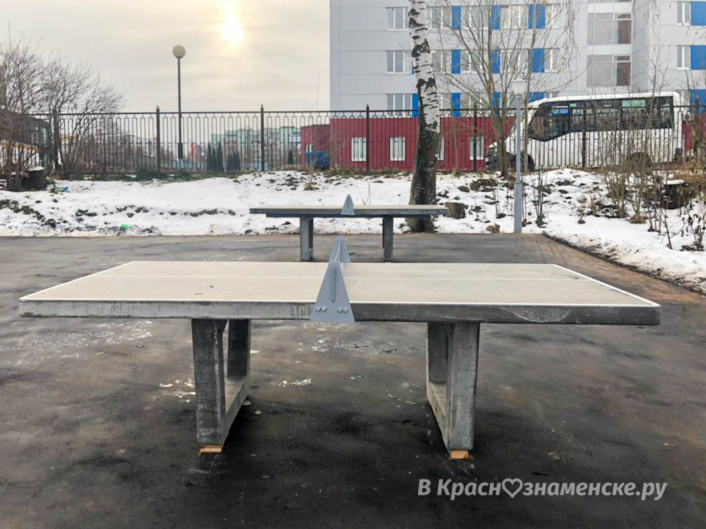 В парке установили антивандальные теннисные столы и столы дл