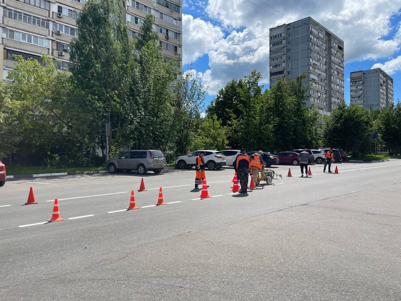 Продолжаются работы по обновлению дорожной разметки. — Краснознаменск