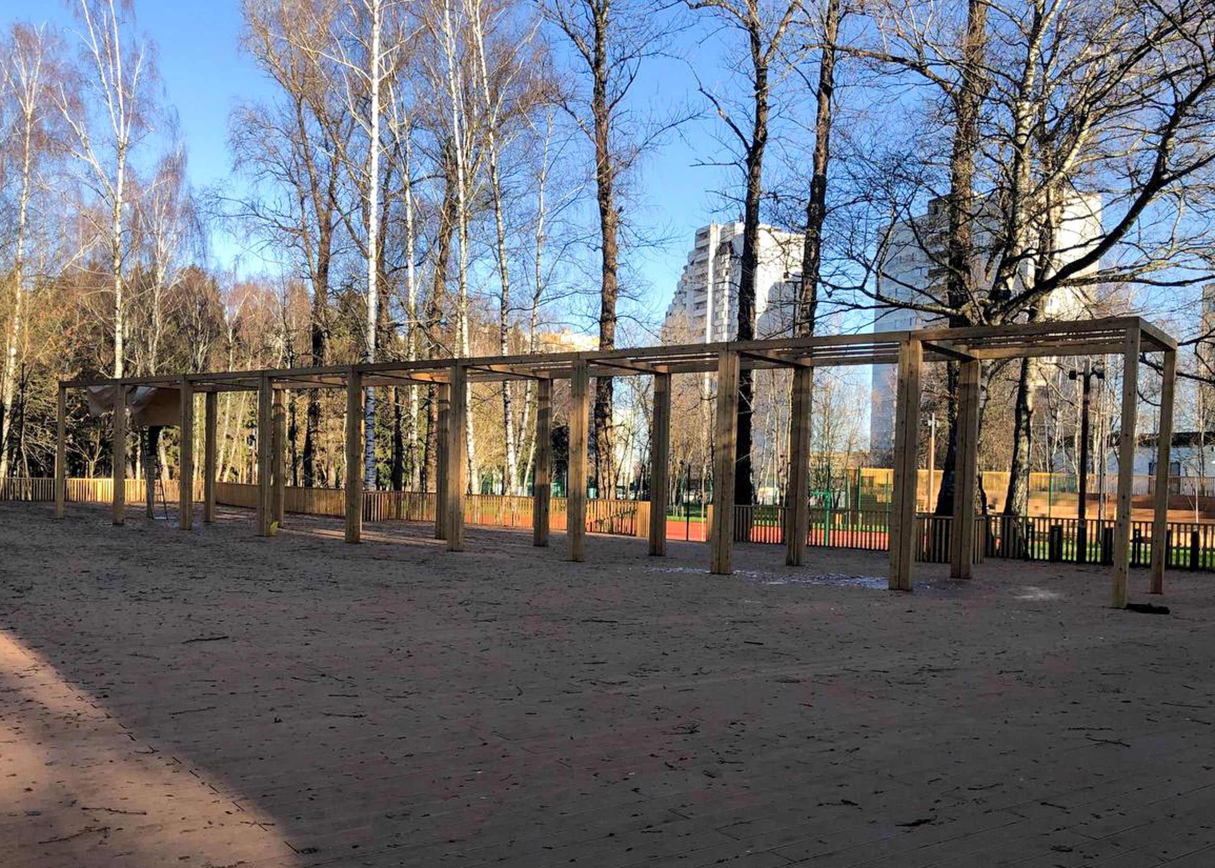 Всем кто переживал за тент в парке - конечно же его сняли на