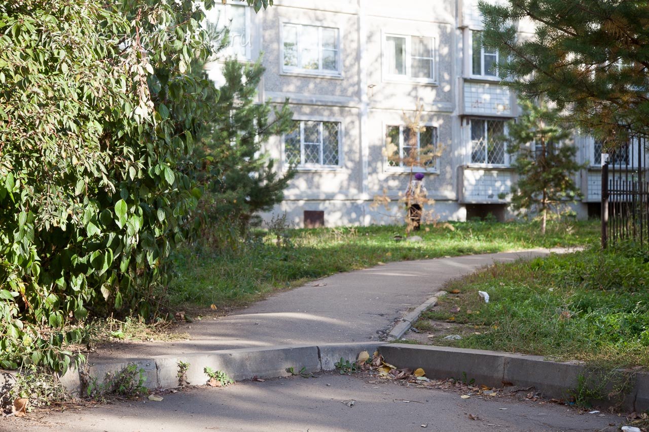 Отсутствие съездов с тротуаров для колясок и неразумная высота бордюров