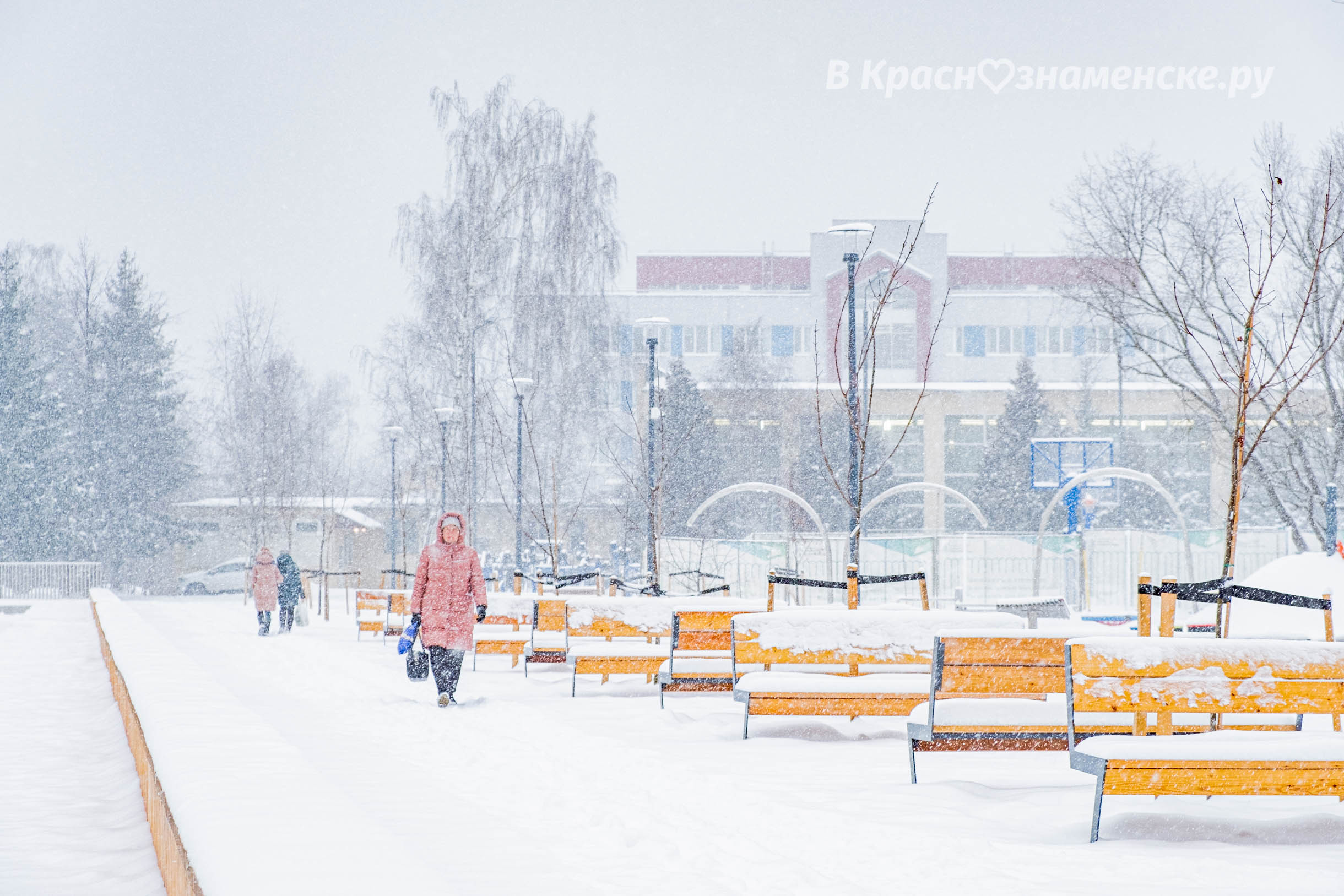 Улицы города с каждым днём всё больше засыпает снегом. Делит