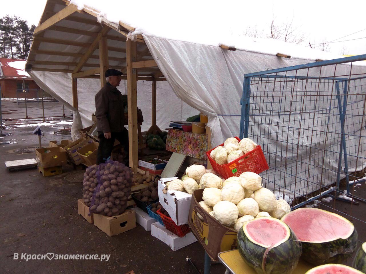 На разворотке у диспетчерской до сих пор продают арбузы... З