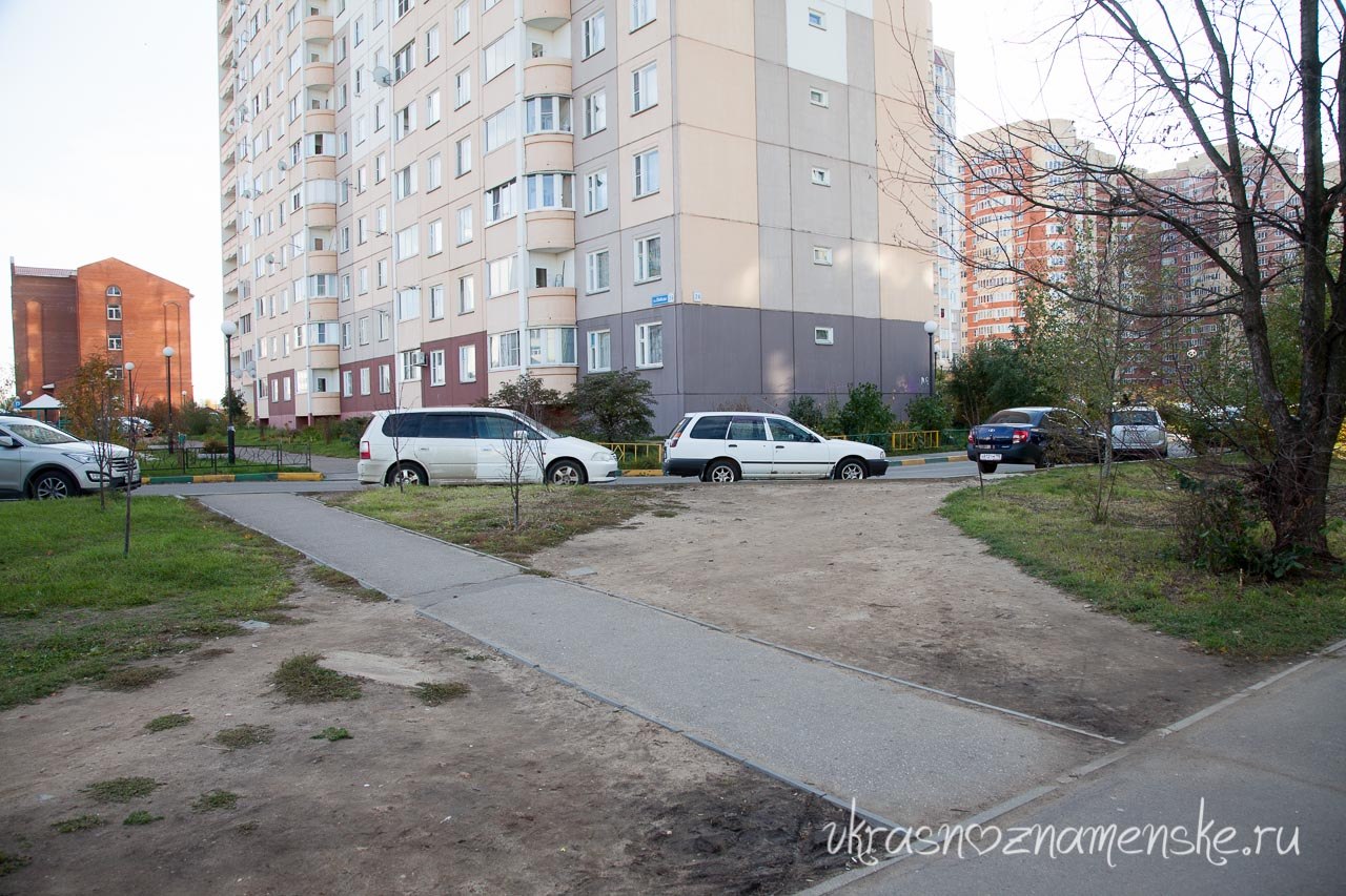 Отсутствие съездов с тротуаров для колясок и неразумная высота бордюров