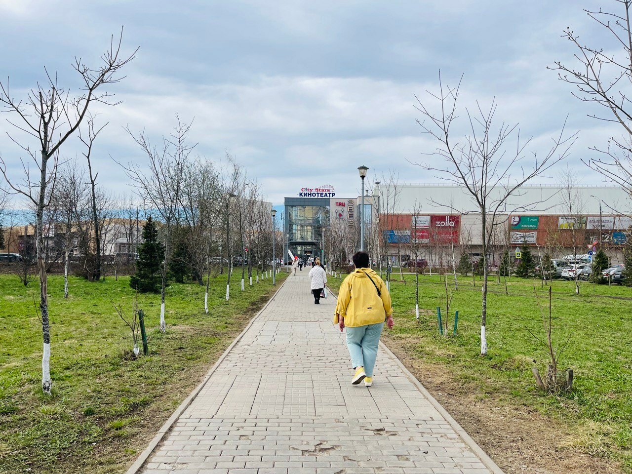 Постепенно город начинает зеленеть. Апрельская прогулка по г