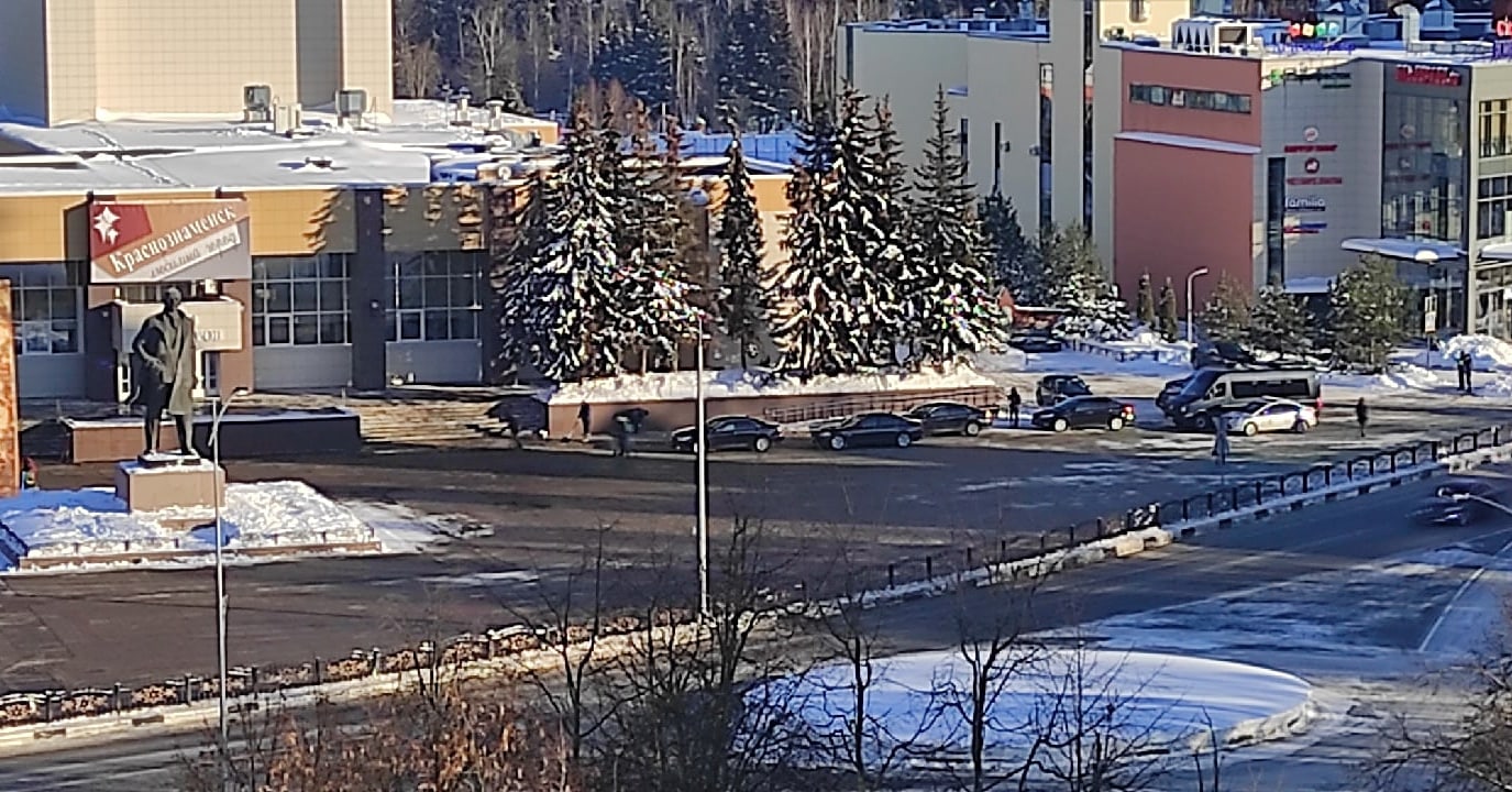 На территории ЦУС стоит памятник покорителям космоса в виде — Краснознаменск