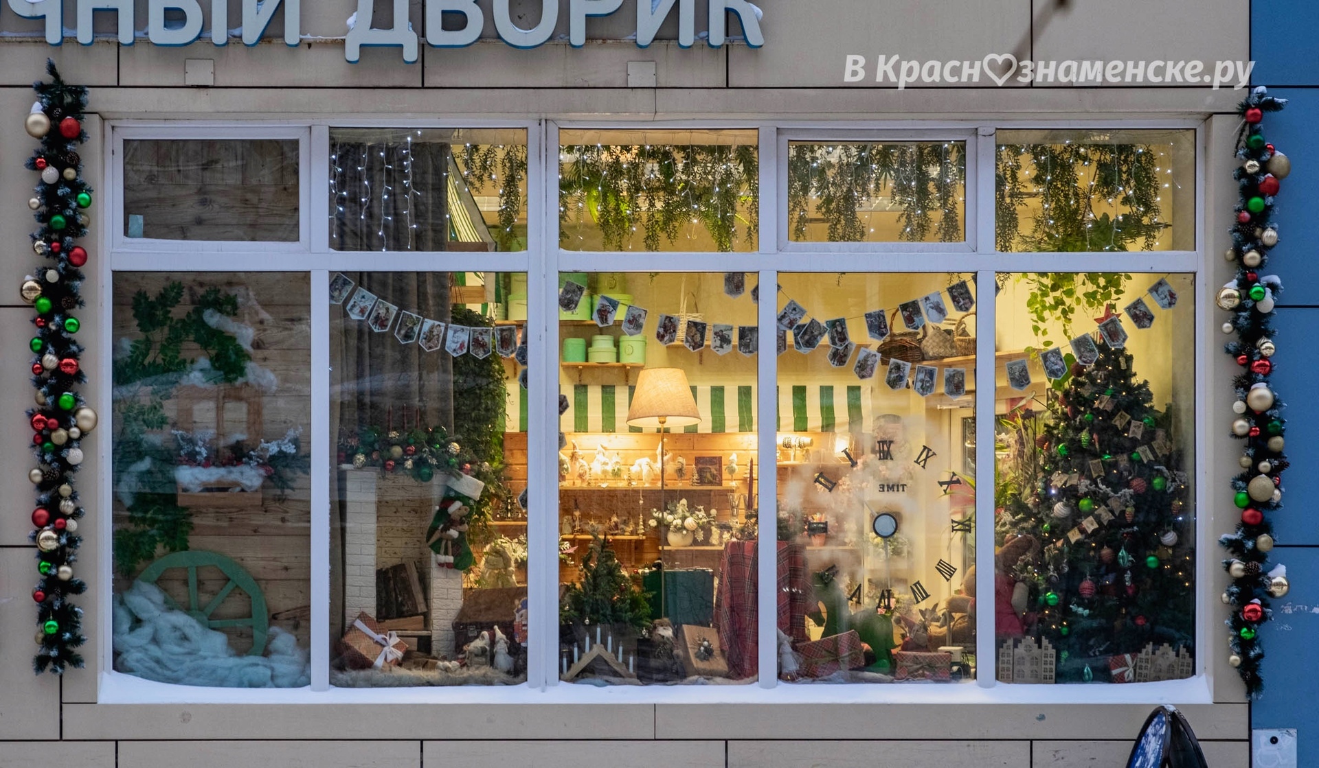 Новогодние краснознаменские витрины, создающие сказочную атм