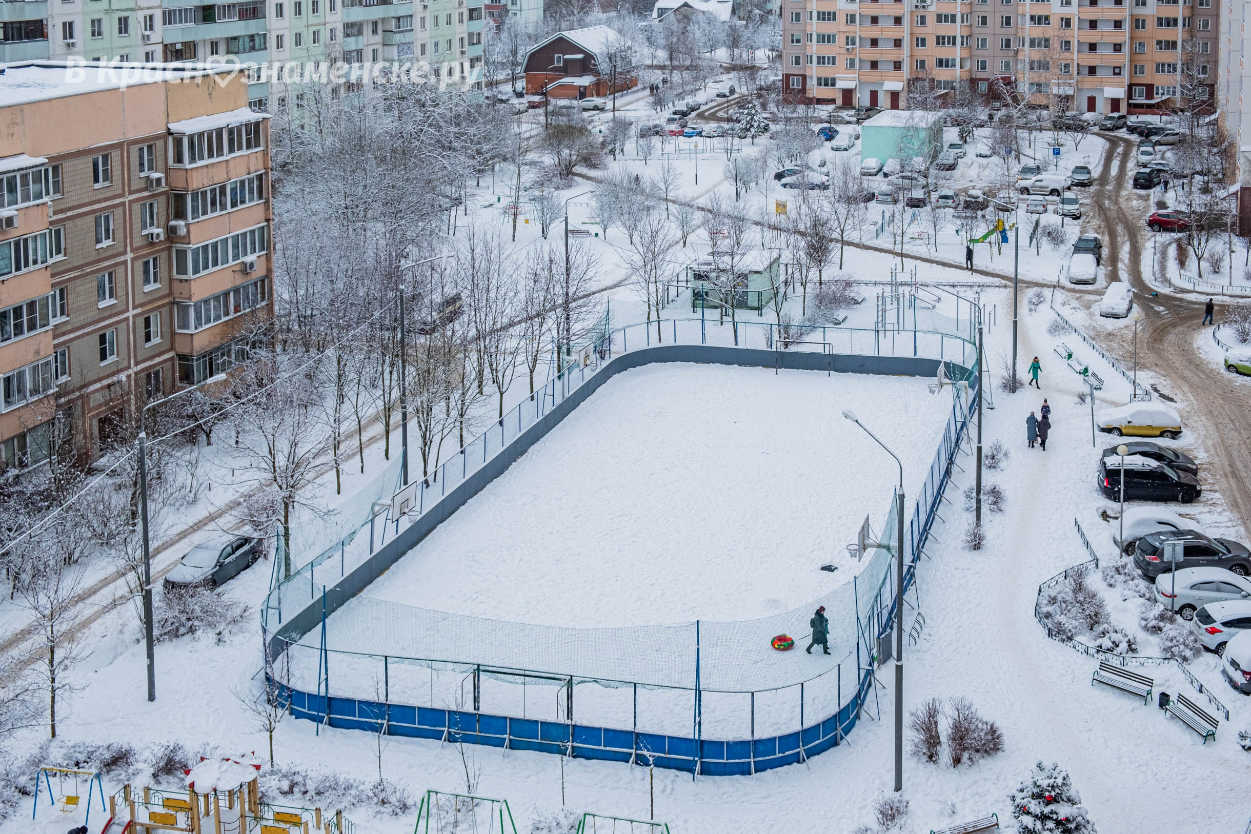 У города в наличии имеется несколько хоккейных коробок, одна