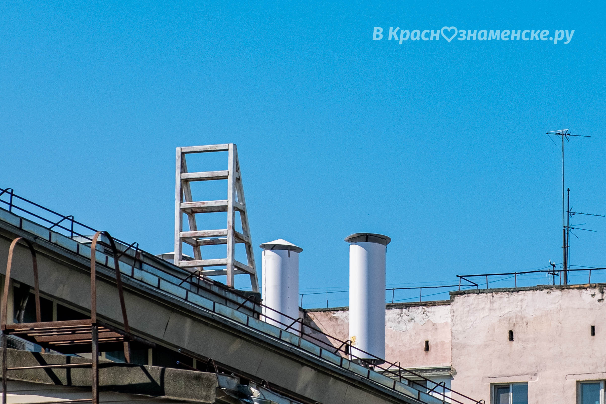 Что это за лестница на крыше городского рынка? Кто знает, ка