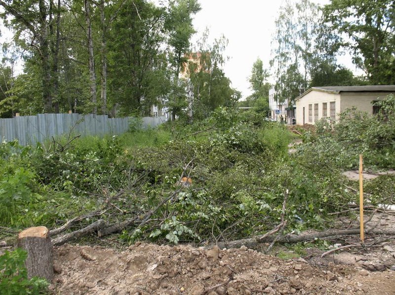 Ниском начал "вписывать" свои корпуса в окружающий пейзаж.
По всей видимости опять без разрешительной документации. Если кто ее видел пускай предъявит.
Работяги сказали что работают от нискома. Спилили 6 деревьев.
Михаил Васильевич, где
